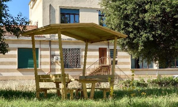 Installati gazebo per gli studenti nello spazio verde.